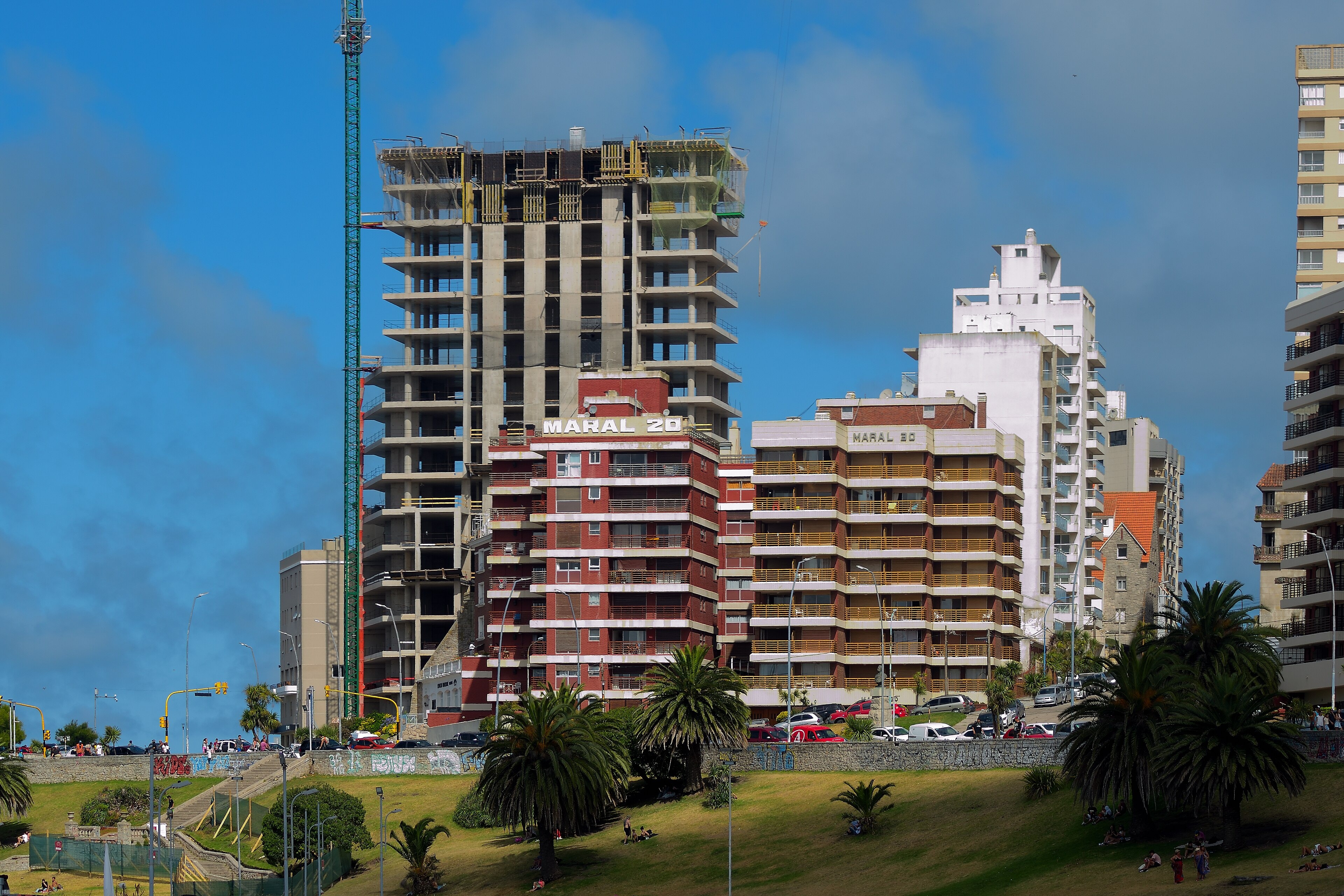Torres en construcción sobre la costa de Mar del Plata, con una grúa al lado de edificios ya terminados