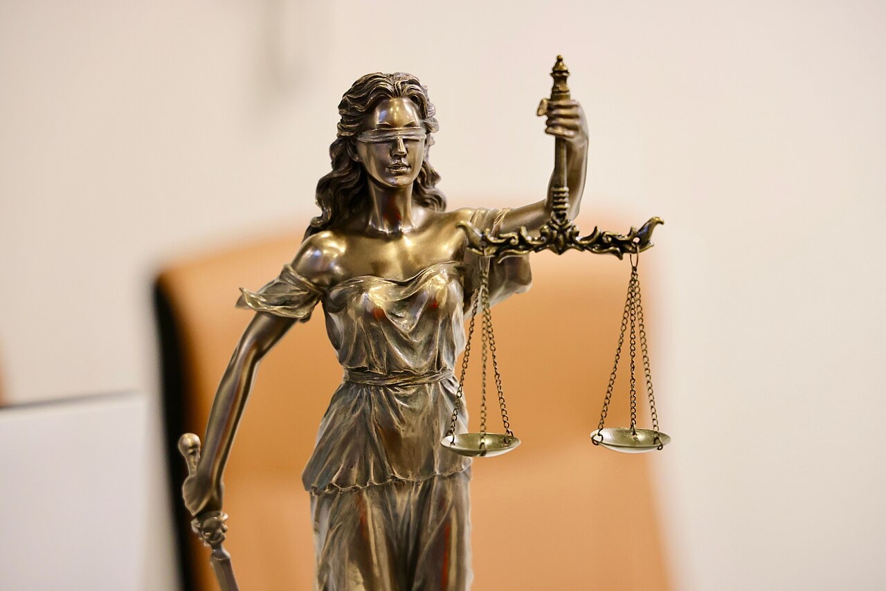 Detalle de una estatua de la Justicia sosteniendo una balanza.