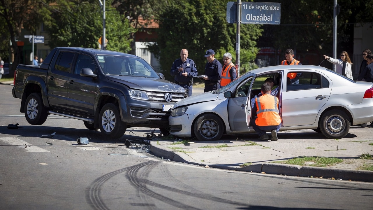 Otro brutal choque en Mar del Plata: una camioneta y un auto terminaron sobre la vereda