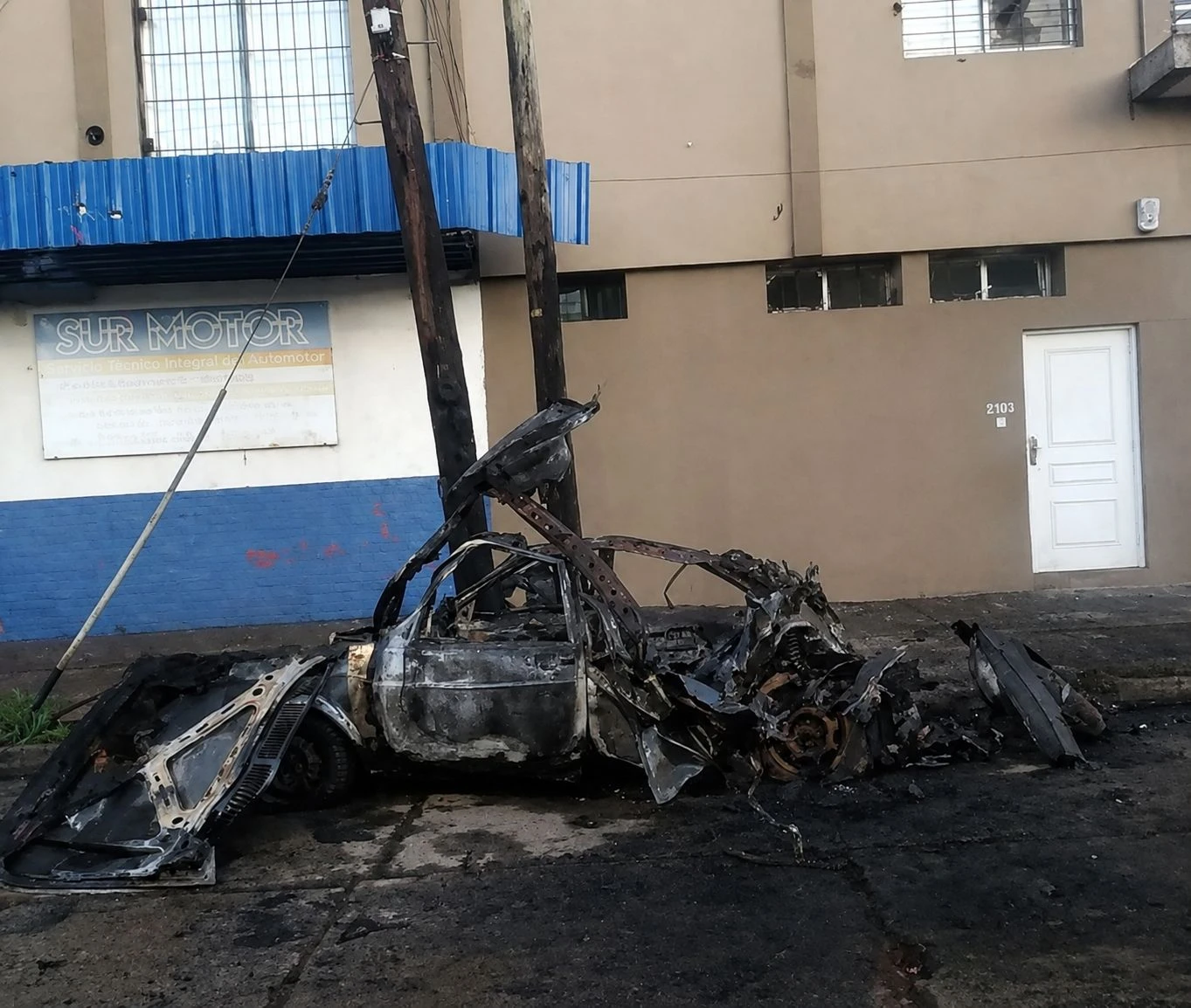 Incendiaron un auto abandonado y una explosion sembró el terror en un barrio de Mar del Plata