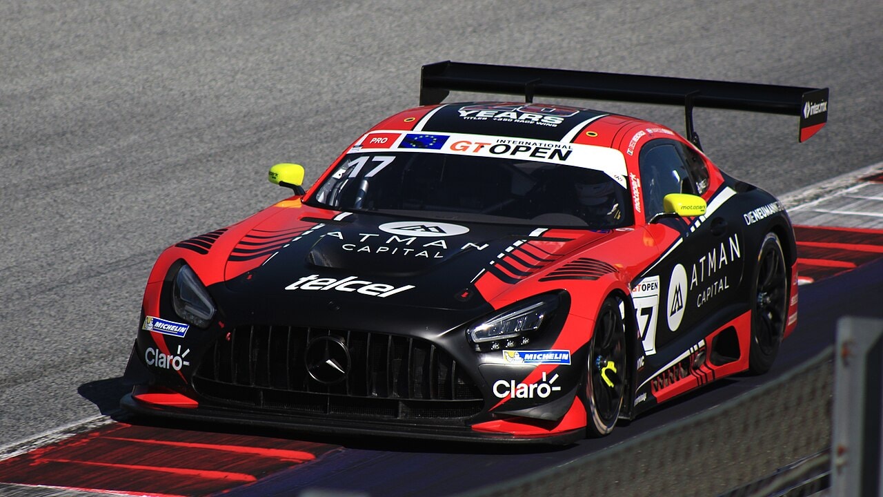 Mercedes-AMG GT3 número 17 en pista durante el International GT Open de Spielberg en 2023.