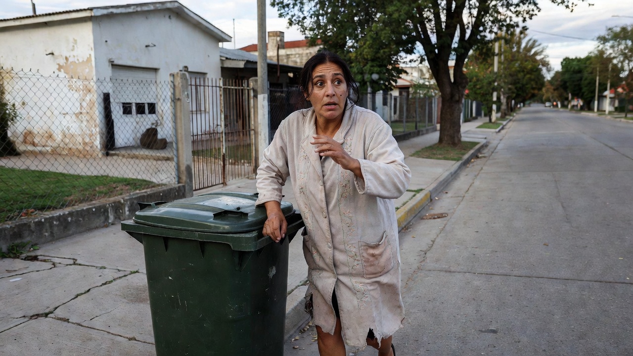 Video: violenta entradera en Zacagnini a una mujer sorprendida cuando sacaba la basura