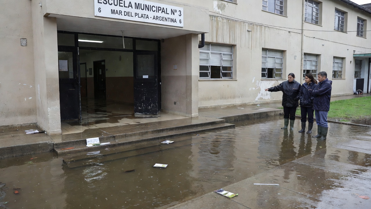 Por el ingreso de agua al edificio, suspendieron las clases en una escuela
